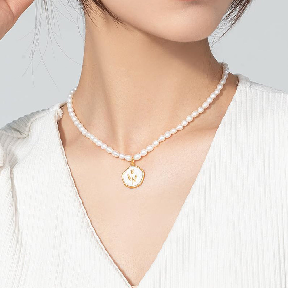 Dollcini Pearl Gyöngy Nyaklánc Virág Medállal – Rózsa vagy Tulipán