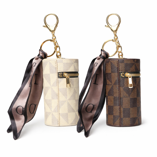 Dollcini, Kockás Táskadísz Charm – Retró Stílusú PVC Kiegészítő