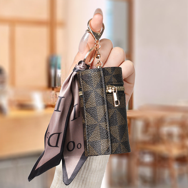 Dollcini, Kockás Táskadísz Charm – Retró Stílusú PVC Kiegészítő
