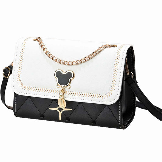 fekete-fehér steppelt női műbőr crossbody táska arany lánccal és medálos dísszel